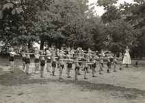 167552 Afbeelding van een groep kinderen tijdens gymnastiekoefeningen op het terrein van het Herstellingsoord Trein ...